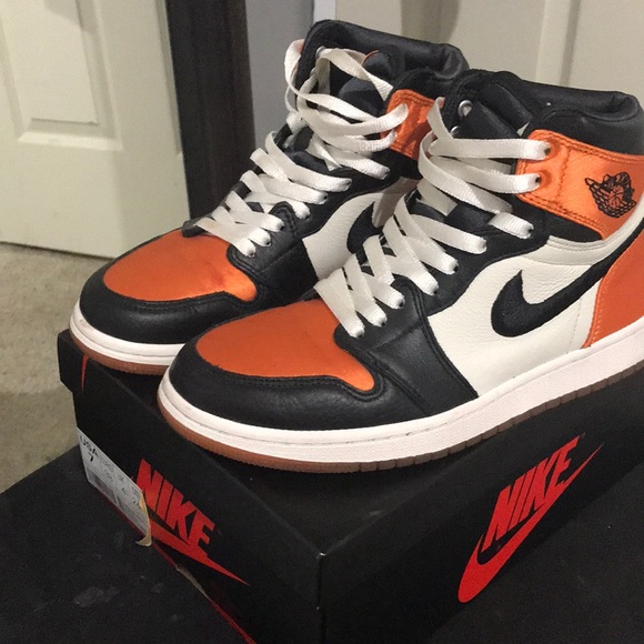 WOMENS JORDAN 1s SATIN SHATTERED BACKBORDS - Picture 4 of 8